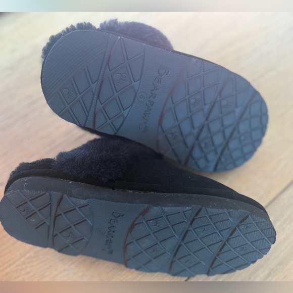 BearPaw Womens Black Fuzzy Slippers fits girls size 4 womens 6 - Picture 4 of 4